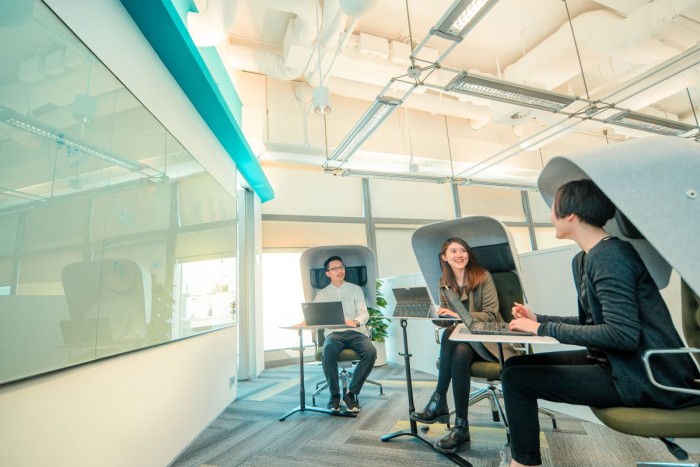 Open meeting areas meet the needs of different types of meetings and discussions.