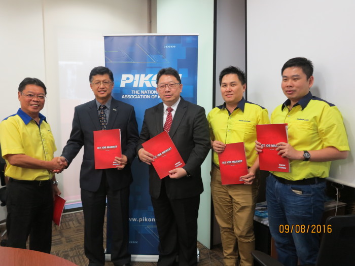 L-R: Simon Si of Jobstreet, PIKOM chairman Chin Cheee Seong, and PIKOM research committee chair Woon Tai Hai launching the results