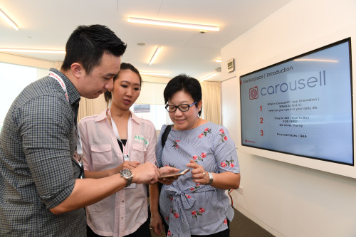 Leong Wan Yee (1st from right) receiving personal tips on using online marketplace, Carousell.